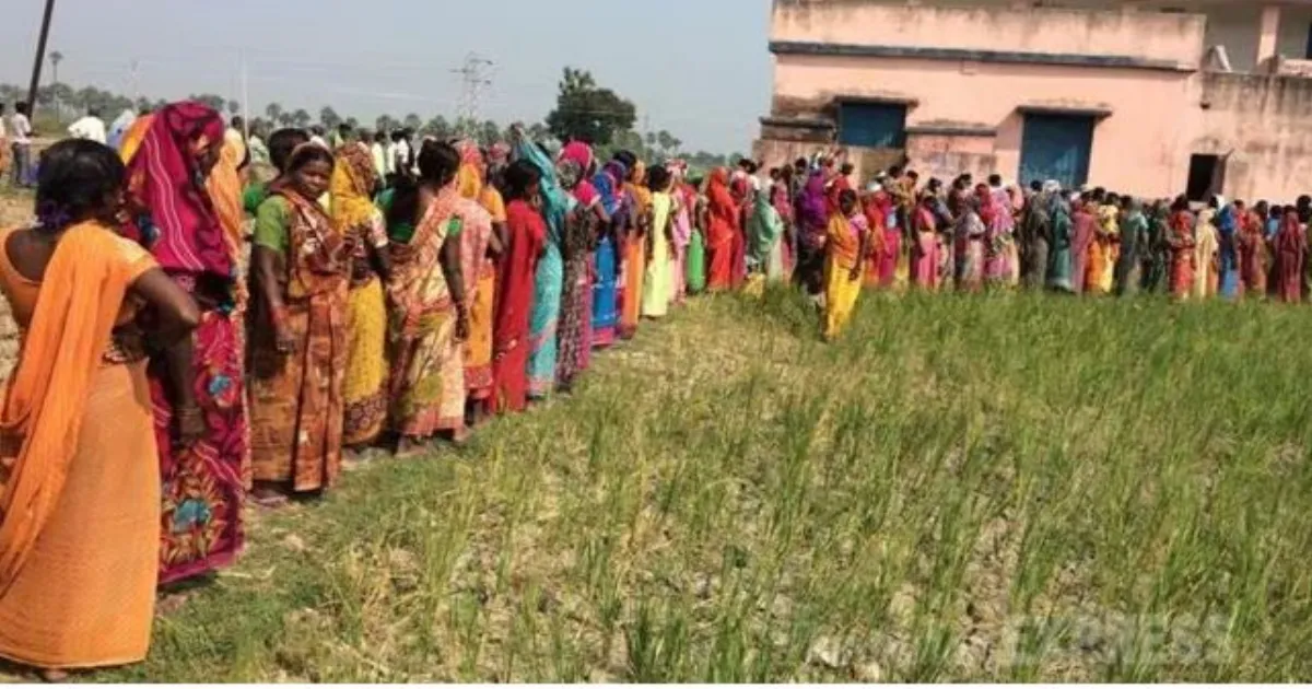 महिलाओं के लिए योजनाओं की बाढ़ के बीच 15 साल में पहली बार बिहार में महिला मतदाताओं का अनुपात घटा
