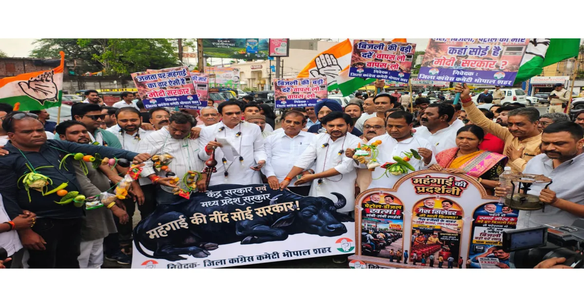 मध्य प्रदेश: कांग्रेस ने भोपाल में महंगाई के खिलाफ भाजपा सरकार के विरोध में प्रदर्शन किया