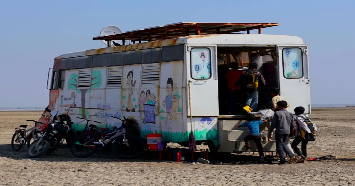 गुजरात के कच्छ के रण में क्लासरूम ऑन व्हील्स से बच्चों की शिक्षा को नई उम्मीद