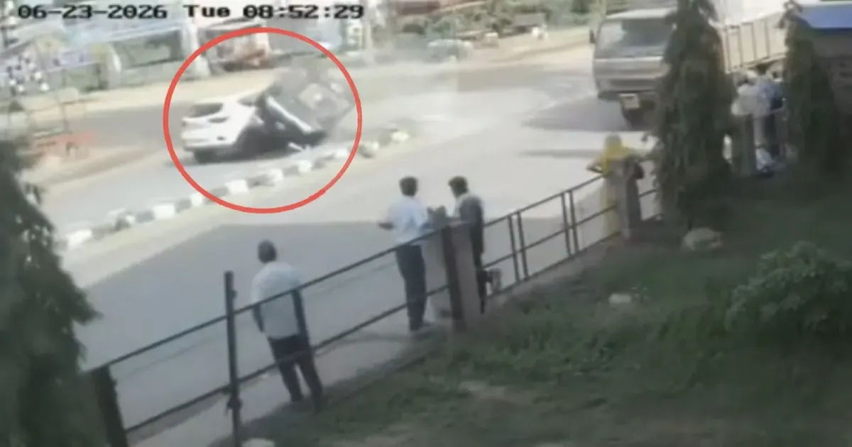 झुंझुनूं में रेलवे फाटक के पास भीषण चेन दुर्घटना, कार पलटी और चार वाहन आपस में टकराए, CCTV में कैद हादसा