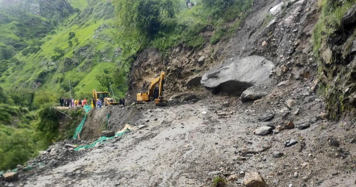 उत्तराखंड में भारी बारिश का कहर, 120 सड़कें बंद; यमुनोत्री मार्ग से 100 तीर्थयात्रियों का रेस्क्यू