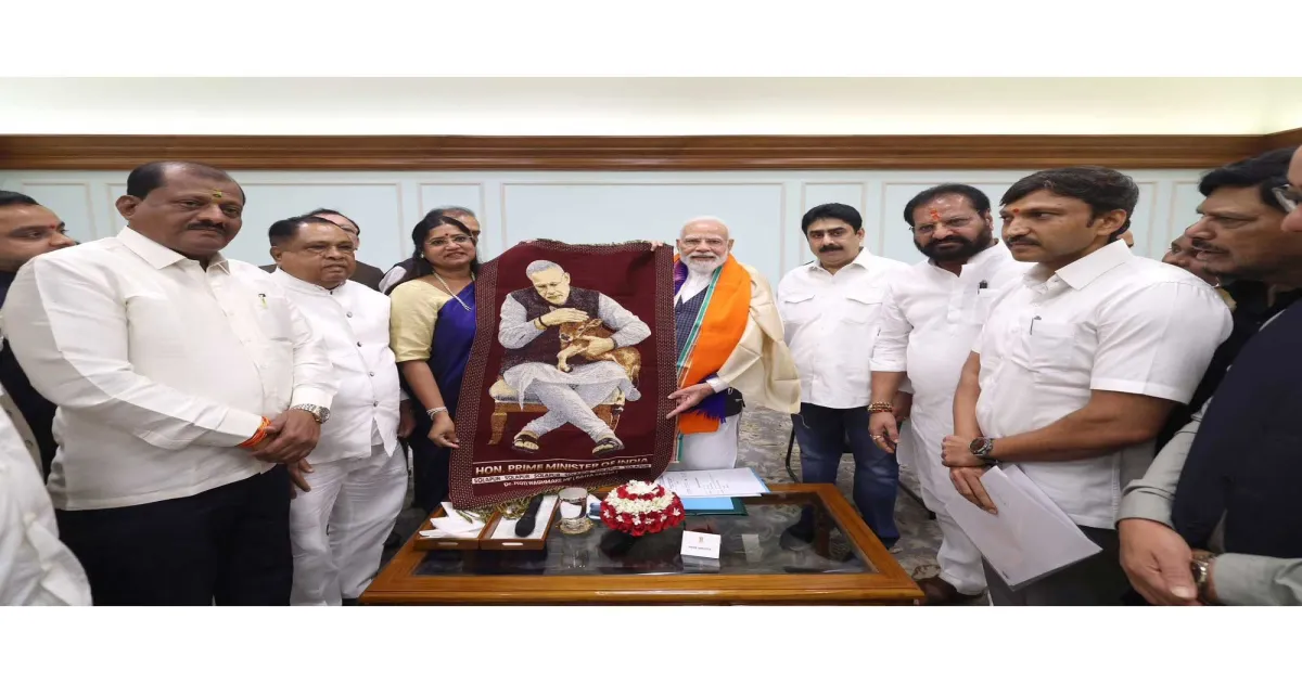 राष्ट्रीय हथकरघा दिवस पर शिवसेना की ज्योति वाघमारे ने प्रधानमंत्री मोदी को भेंट किया सोलापुर धवल