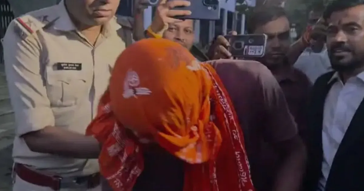 जमुई छेड़छाड़ मामले के आरोपी को कोर्ट परिसर के बाहर वकील ने मारा थप्पड़, VIDEO वायरल