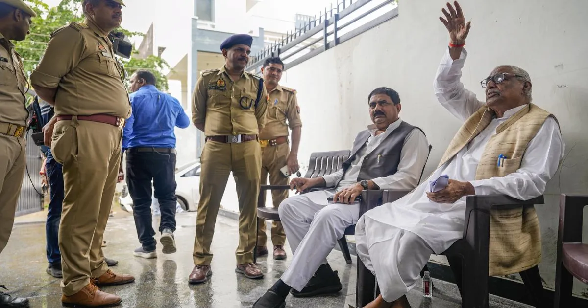 उत्तर प्रदेश में हिंसाग्रस्त बरेली जाने से रोकी गई समाजवादी पार्टी नेताओं की प्रतिनिधि मंडल