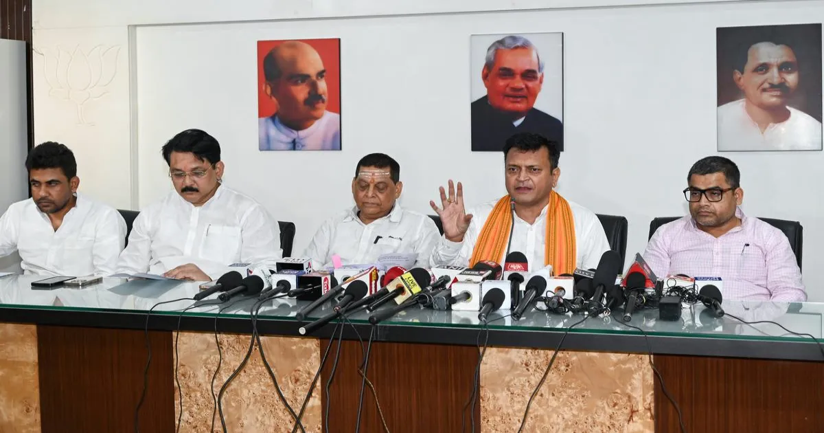 तेजस्वी यादव पर दो वोटर आईडी रखने का आरोप, एनडीए ने की कानूनी कार्रवाई की मांग