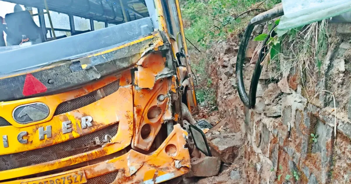 पंचकुला में ब्रेक फेल होने से बस डिवाइडर से टकराई, 20 छात्र घायल