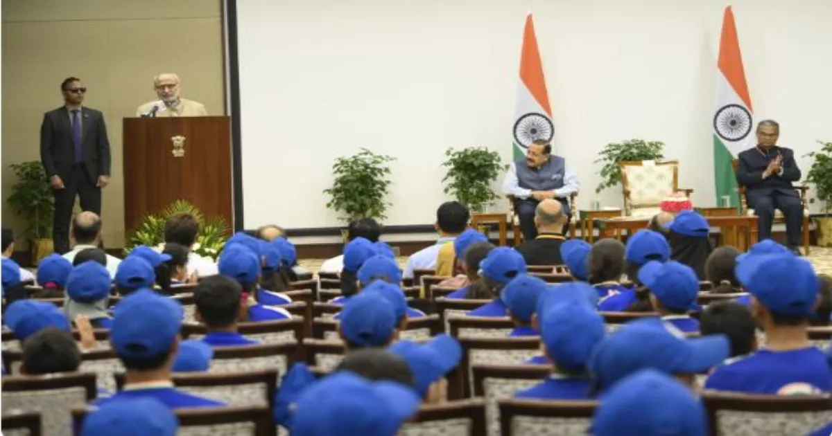 जम्मू-कश्मीर के युवाओं का प्रतिनिधिमंडल वतन को जानो कार्यक्रम में भाग लेने के लिए उपराष्ट्रपति सीपी राधाकृष्णन से मिला