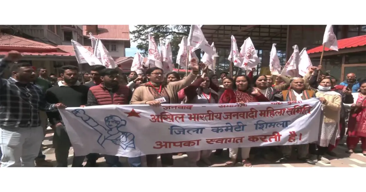 शिमला में फीस वृद्धि और KNH अस्पताल से स्त्री रोग विभाग हटाने के खिलाफ जोरदार प्रदर्शन