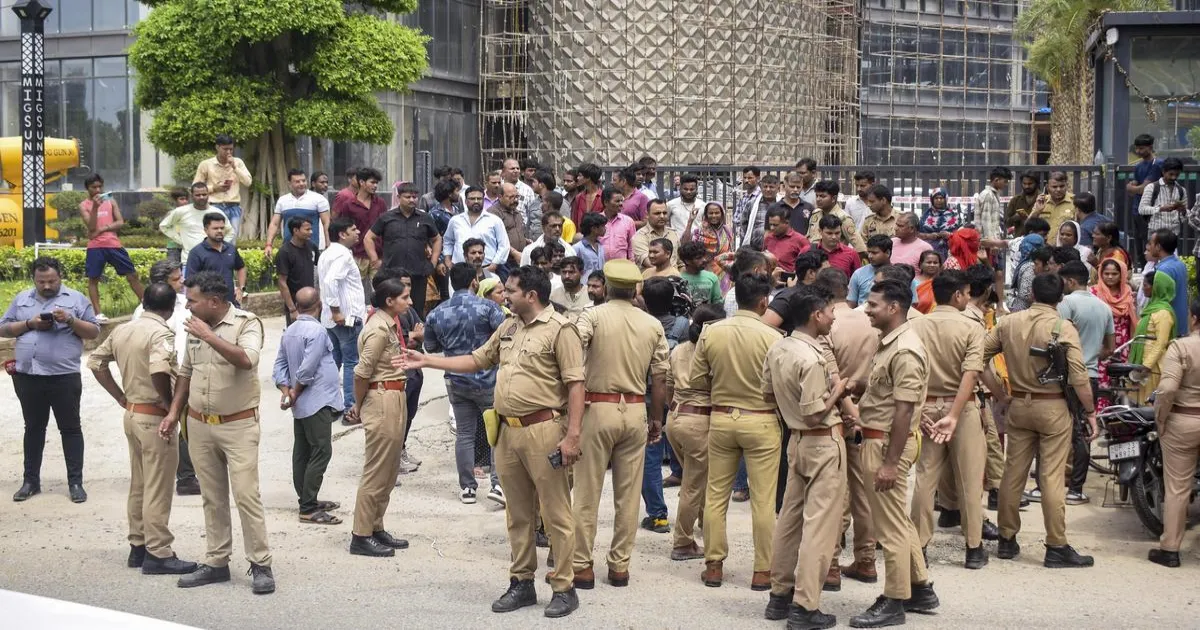 गाजियाबाद के निर्माणाधीन मॉल में मिली 7 वर्षीय बच्ची की लाश, पुलिस ने कुछ संदिग्धों को हिरासत में लिया