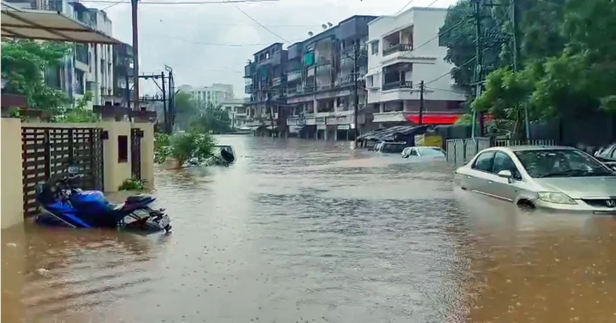 दक्षिण गुजरात में भारी बारिश का कहर, 1,200 लोगों को सुरक्षित निकाला गया; सीएम भूपेंद्र पटेल ने मांगी केंद्र से मदद