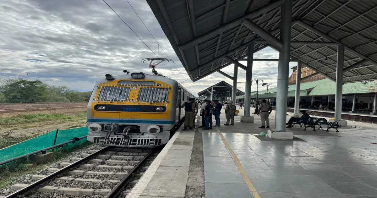 कश्मीर में यात्रियों की सुविधा के लिए उत्तर रेलवे ने चलाई विशेष ट्रेनें, 1500 से ज्यादा लोगों को मिली राहत
