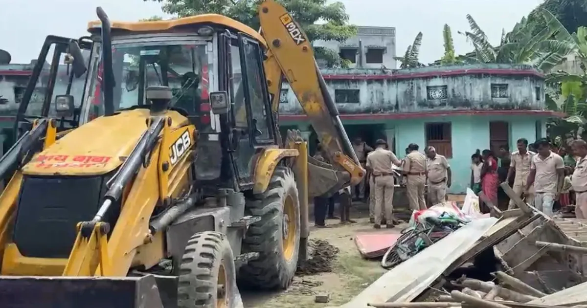 हाजीपुर डबल मर्डर केस: सेना जवान और पिता की हत्या के आरोपी के घर पर बुलडोजर कार्रवाई