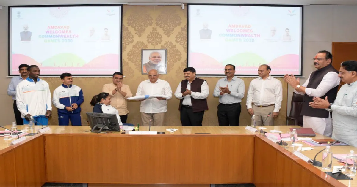 ग्लासगो से गुजरात पहुंचा राष्ट्रमंडल खेलों का ध्वज, 2030 कॉमनवेल्थ गेम्स की मेजबानी की तैयारी तेज