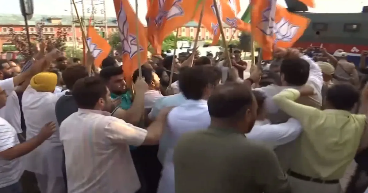 वंदे मातरम् विवाद को लेकर श्रीनगर में कांग्रेस कार्यालय के बाहर भाजपा का प्रदर्शन