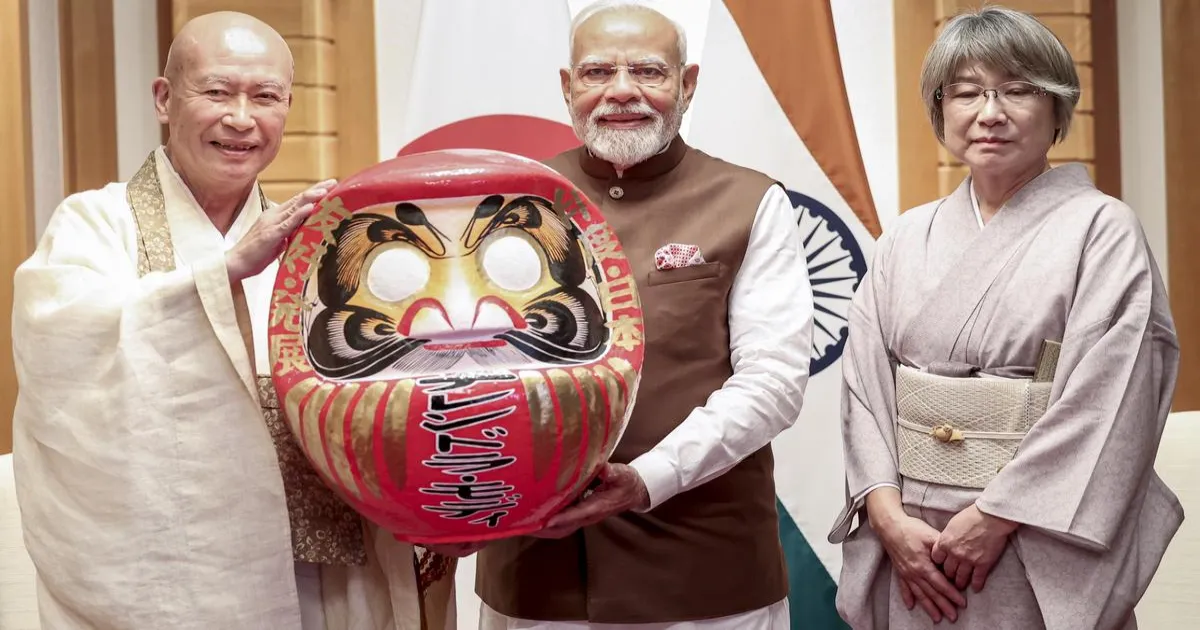 जापान में प्रधानमंत्री मोदी को भेंट की गई पारंपरिक दरुमा गुड़िया
