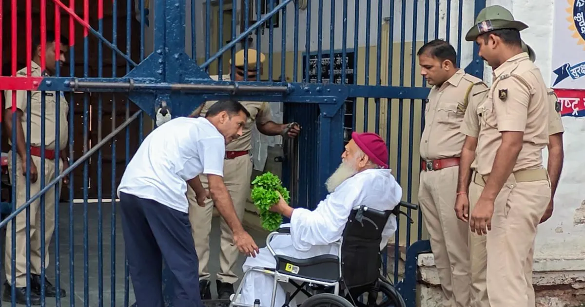राजस्थान हाईकोर्ट से अंतरिम जमानत बढ़ाने से इंकार के बाद आसाराम ने किया सरेंडर