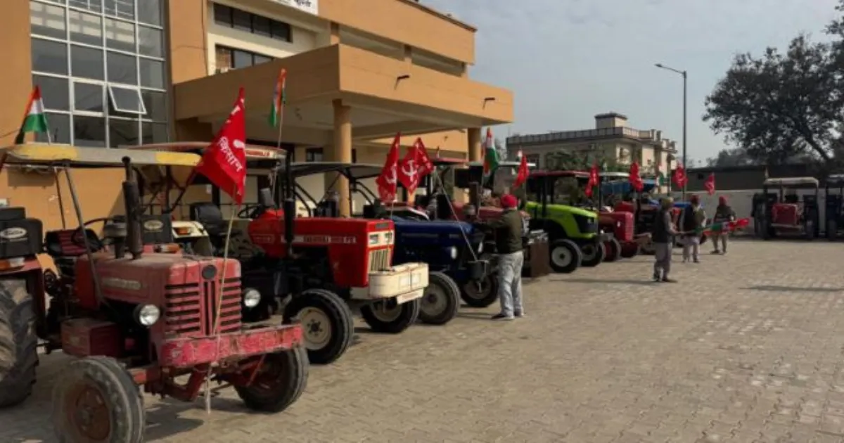 गणतंत्र दिवस पर पंजाब-हरियाणा में SKM के ट्रैक्टर मार्च में शामिल हुए किसान