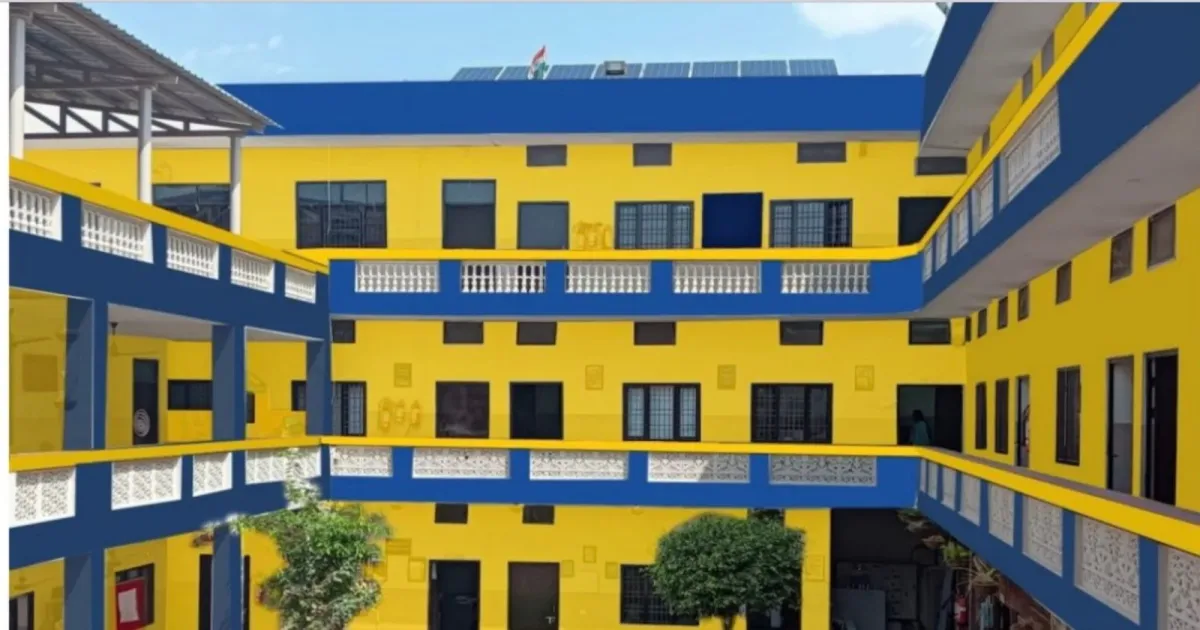 पंजाब में 852 स्कूलों को नीले-पीले रंग में रंगने पर सियासी घमासान, विपक्ष ने बताया AAP के झंडे जैसे रंग