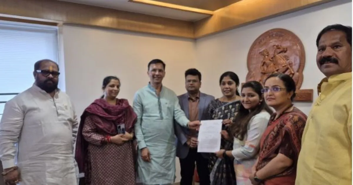 पहलगाम आतंक हमले में पिता खोने वाली असवारी जगदाले को पीएमसी में मिली नौकरी