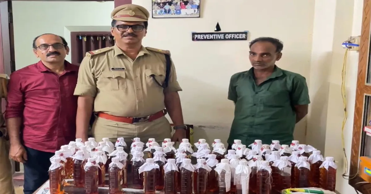 केरल में चुनावी जश्न के लिए लाई जा रही शराब के साथ दो गिरफ्तार, 60 बोतलें जब्त
