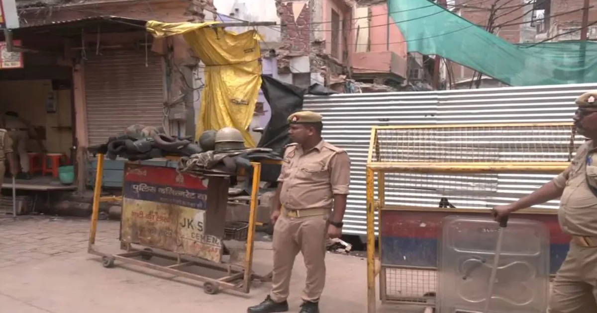 वाराणसी के दालमंडी क्षेत्र में सुरक्षा बढ़ाई गई, सड़क चौड़ीकरण के लिए मस्जिदों के ध्वस्तीकरण का दूसरा दिन