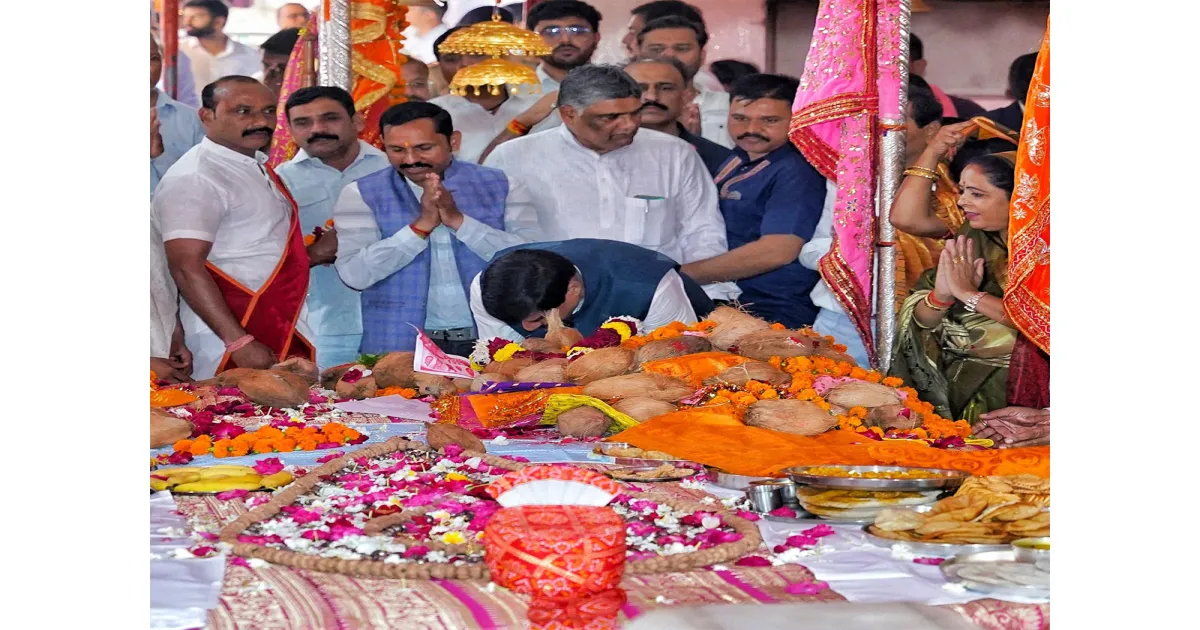 मध्य प्रदेश के मुख्यमंत्री मोहन यादव ने खंडवा के दादा दरबार मंदिर में की पूजा-अर्चना, मांगा आशीर्वाद