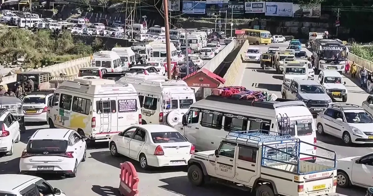 लंबे वीकेंड पर पहाड़ों में पर्यटकों की भारी भीड़, शिमला में 16 हजार से ज्यादा वाहन पहुंचे