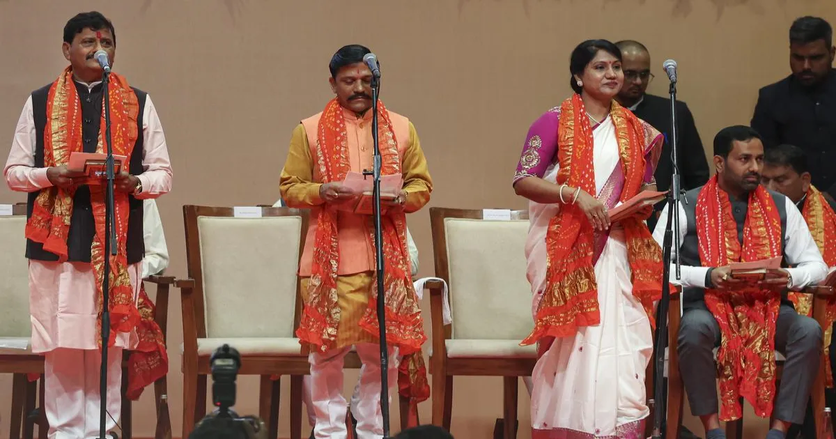 दिन की बड़ी खबरें: गुजरात में नई कैबिनेट ने ली शपथ, जुबिन गर्ग मामले में दो आरोपी न्यायिक हिरासत में भेजे गए