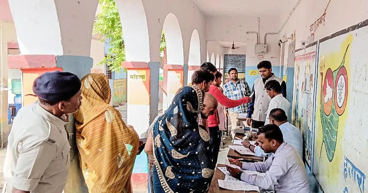 बिहार चुनाव: बाढ़ और कठिन रास्तों के बीच वोट डालने के लिए गांव लौटे मतदाता, 20 साल बाद मिली बूथ सुविधा