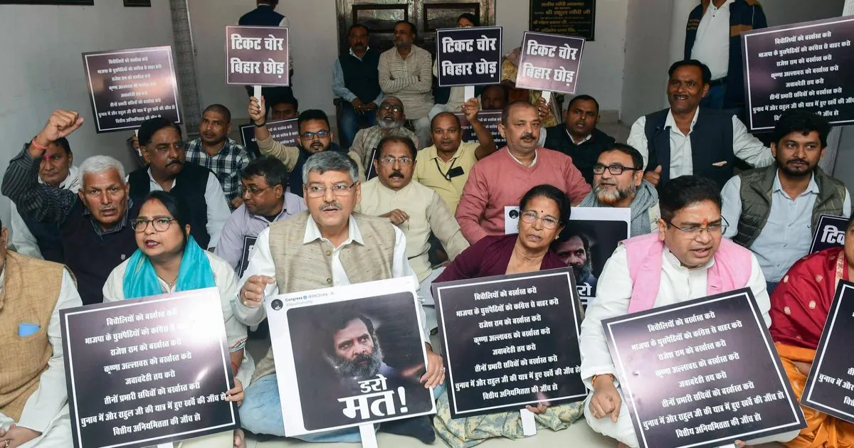 बिहार कांग्रेस के विरोधी नेता धरने पर, राज्य महिला कांग्रेस अध्यक्ष ने इस्तीफा दिया