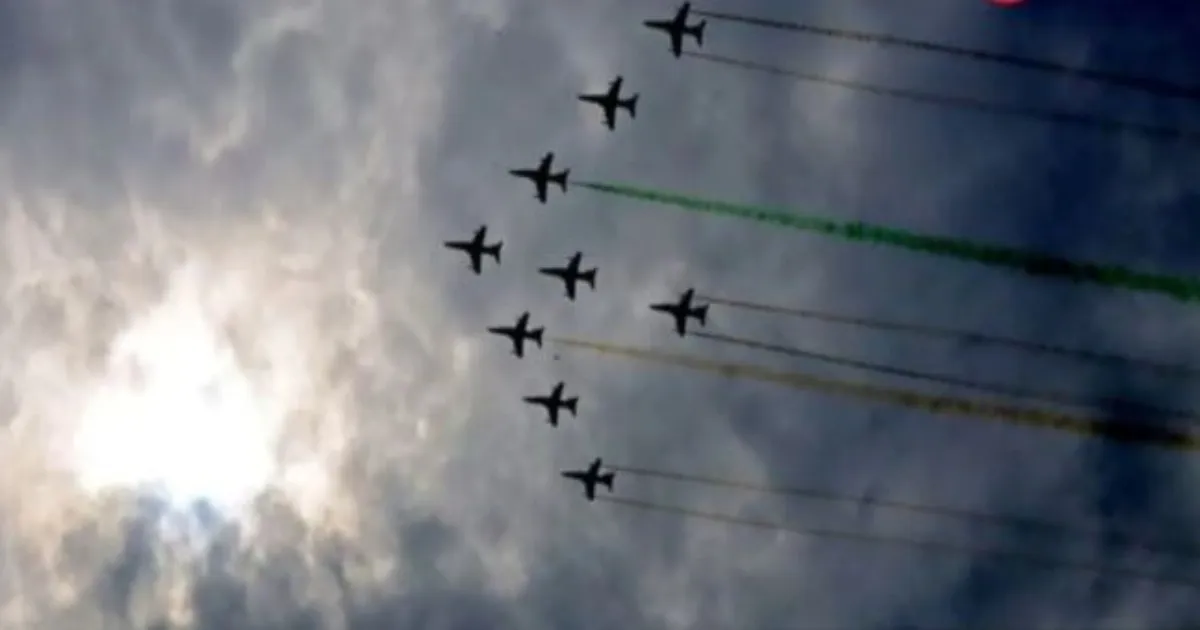 चंडीगढ़ में सूर्यकिरण एरोबैटिक शो ने आसमान को रंगों से रोशन किया