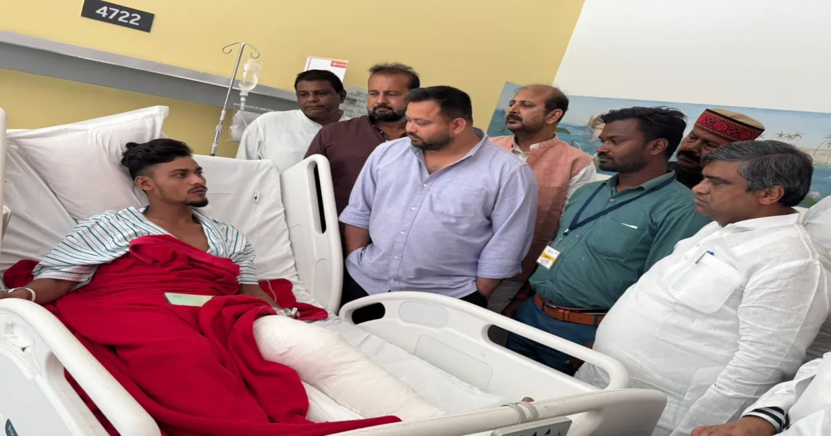 तेजस्वी यादव ने मेदांता अस्पताल में सिवान प्रदर्शन के घायल छात्रों से की मुलाकात, पुलिस कार्रवाई पर उठाए सवाल