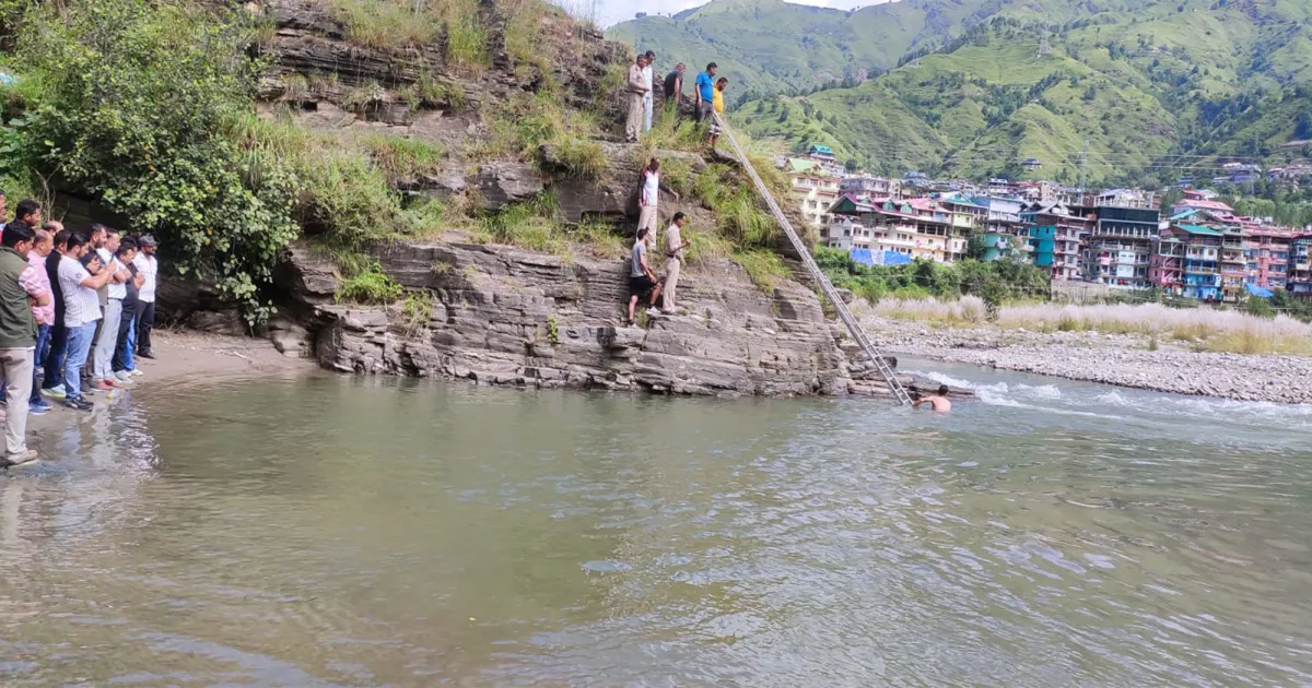 हिमाचल की पब्बर नदी में नहाते समय दो छात्रों की डूबने से मौत, शव बरामद