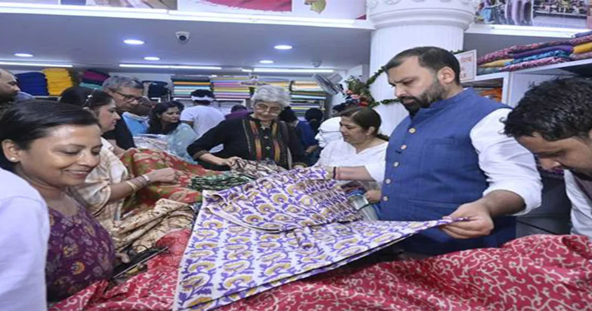गांधी जयंती पर केवीआईसी अध्यक्ष मनोज गोयल ने खादी उत्पादों पर देशव्यापी विशेष छूट बिक्री शुरू की