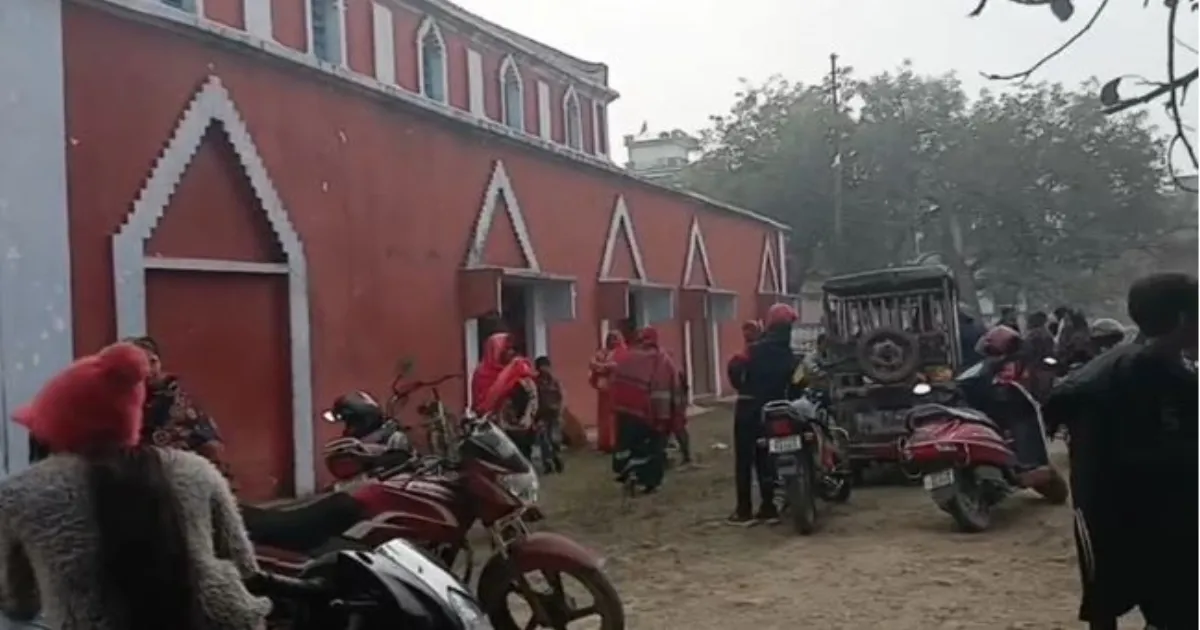 उत्तर प्रदेश के फतेहपुर में धर्मांतरण के आरोपों पर पादरी समेत तीन गिरफ्तार, बजरंग दल के प्रदर्शन से बढ़ा तनाव