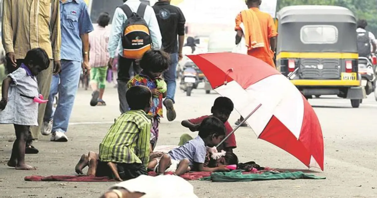 चेम्बुर फ्लाईओवर के नीचे: मुंबई के सड़क बच्चों के लिए स्कूल – नहाना, खाना, फिर कक्षा