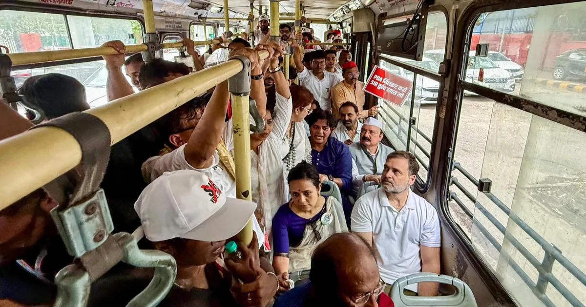 मुख्य समाचार: राहुल गांधी सहित विपक्षी नेता वोट चोरी के खिलाफ मार्च के दौरान गिरफ्तार; केंद्र ने बिना बहस के पेश किए छह बिल