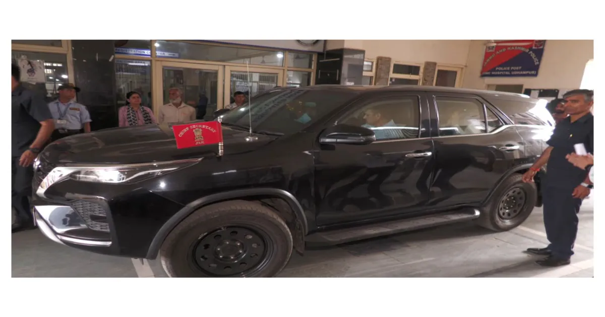 जम्मू और कश्मीर: बस दुर्घटना के पीड़ितों की राहत के लिए उधमपुर अस्पताल पहुंचे मुख्य सचिव अटल दुल्लू