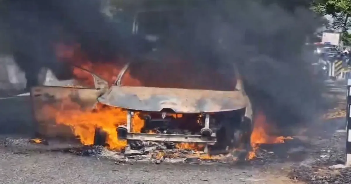 तमिलनाडु में चलती कार में लगी आग, सभी यात्री सुरक्षित बाहर निकले