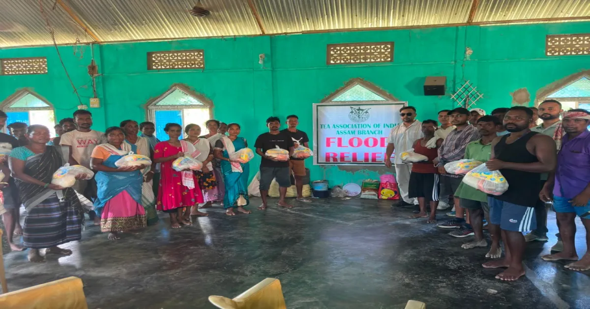 असम में बाढ़ प्रभावित परिवारों की मदद के लिए टीएआई ने नजीरा और अमगुरी में बांटी राहत सामग्री