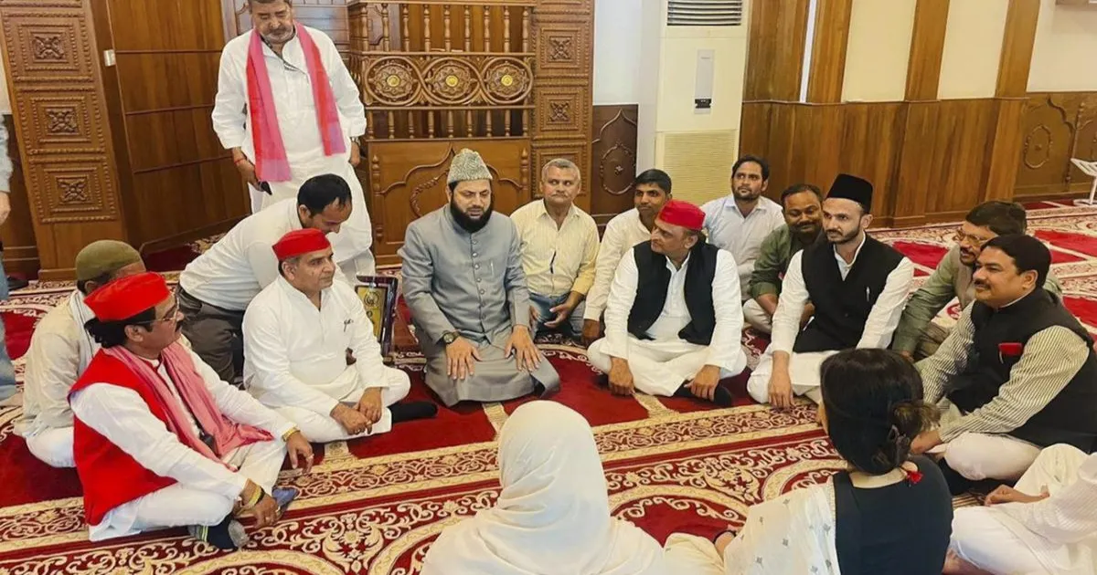 बीजेपी का आरोप: मस्जिद में हुई ‘राजनीतिक बैठक’, सपा ने कहा – धार्मिक और सामाजिक भेंट थी