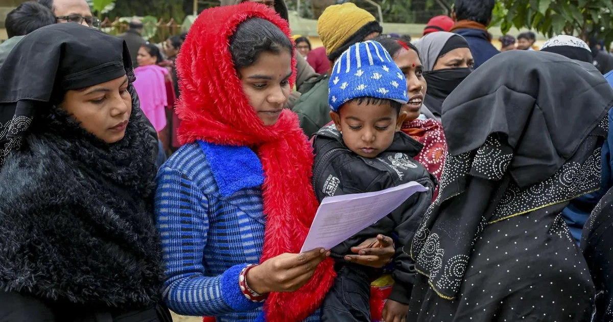 विरोध के बाद ईसीआई का निर्देश: पश्चिम बंगाल में एसआईआर के तहत बुजुर्ग, बीमार और दिव्यांग मतदाताओं का घर पर ही सत्यापन