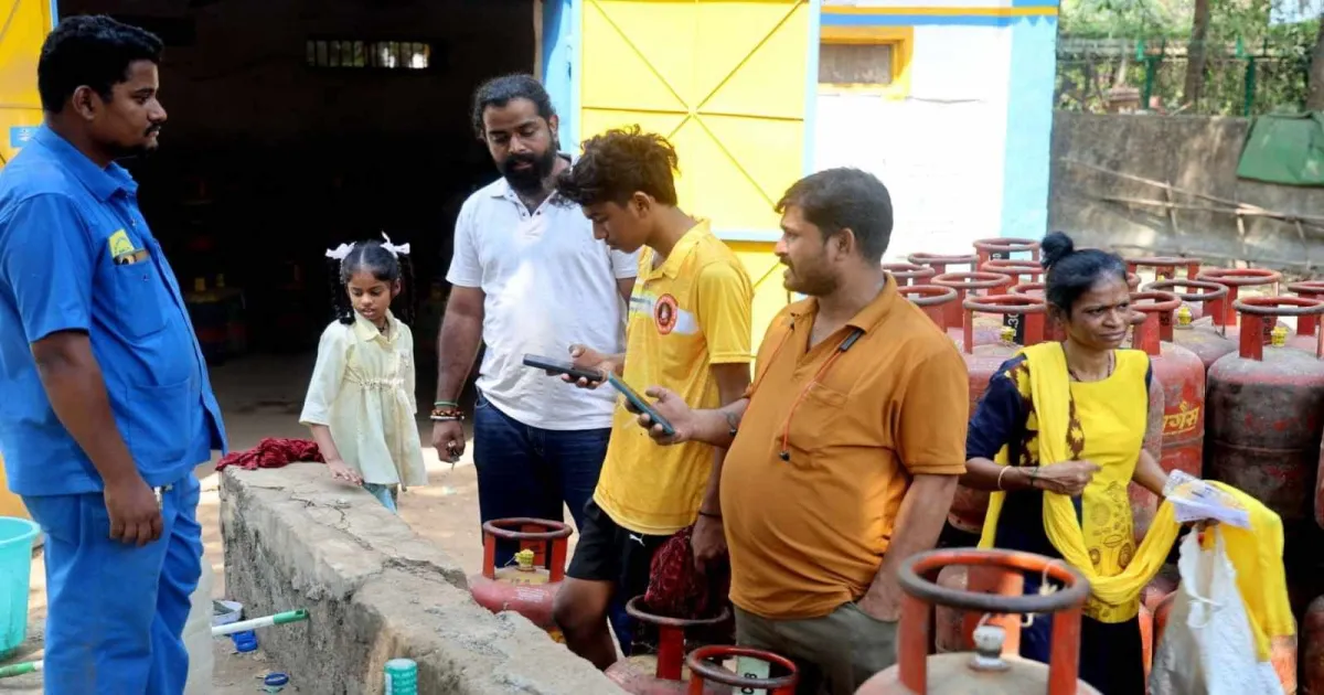 पुणे के शिव भोजन थाली केंद्र संकट में: एलपीजी की कमी और बकाया भुगतान से संचालन संकट में