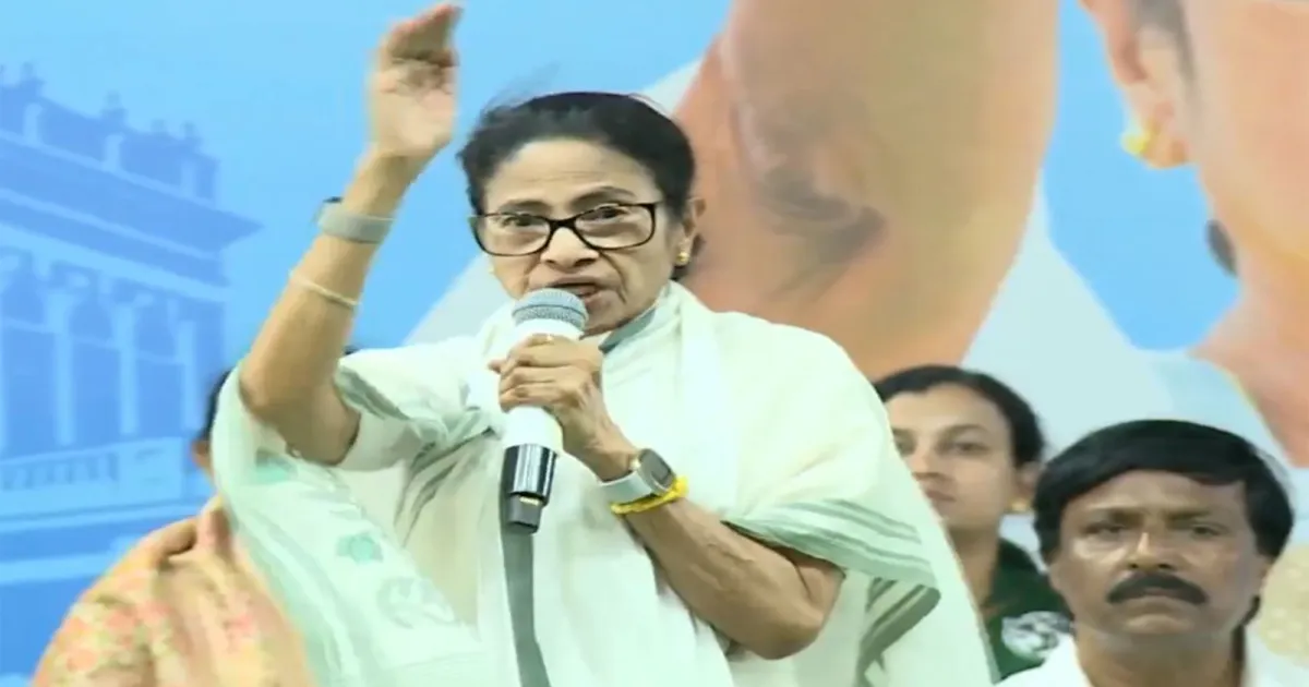 बंगाल चुनाव: कोलकाता एयरपोर्ट के पास केंद्रीय बलों ने रोकी गाड़ी, ममता बनर्जी का आरोप