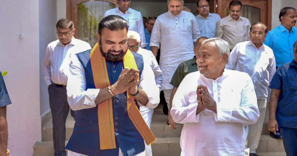 दिल्ली रवाना होने से पहले सीएम सम्राट चौधरी की नीतीश कुमार से मुलाकात, कैबिनेट विस्तार की अटकलें तेज