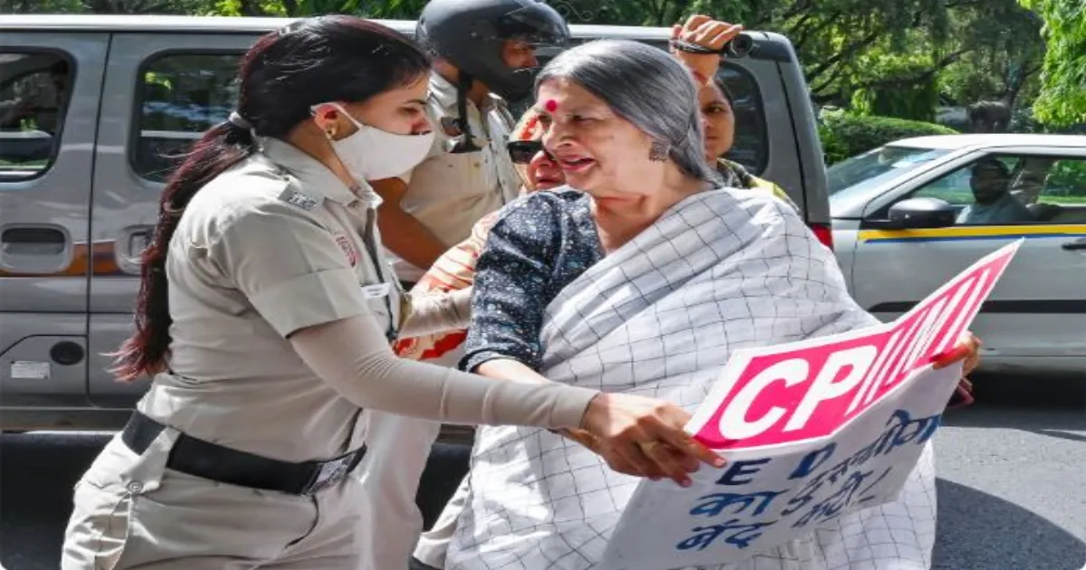 दिल्ली: पूर्व केरल मुख्यमंत्री पिनराई विजयन के घर ED छापे के विरोध में CPI(M) का प्रदर्शन