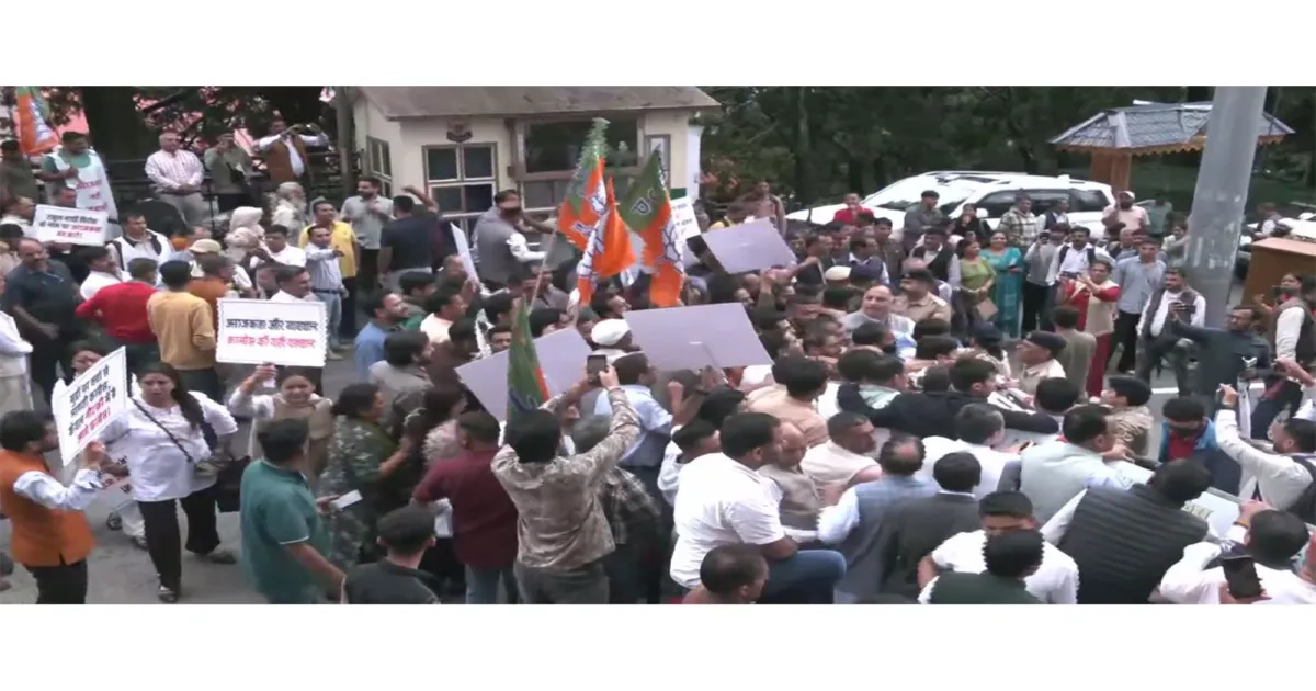 शिमला में बीजेपी के प्रदर्शन के दौरान एसएफआई कार्यकर्ताओं से झड़प, कांग्रेस के खिलाफ हो रहा था विरोध