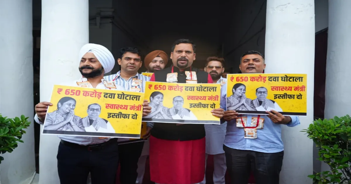 दिल्ली विधानसभा में आप विधायकों का प्रदर्शन, कथित 650 करोड़ रुपये के मेडिकल उपकरण घोटाले में स्वास्थ्य मंत्री के इस्तीफे की मांग