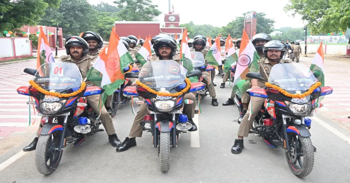 स्वतंत्रता दिवस पर वाराणसी पुलिस ने 100 मॉडिफाइड फैंटम बाइक्स को हरी झंडी दिखाई