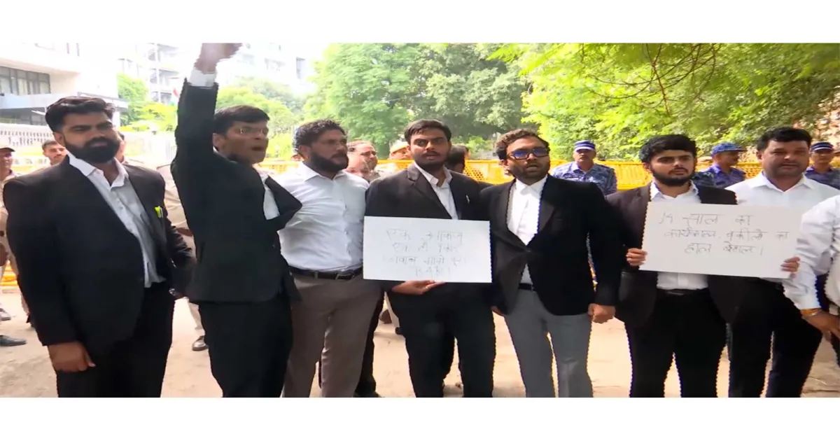 बीसीआई कार्यालय के बाहर वकीलों का प्रदर्शन, चेयरमैन मनन कुमार मिश्रा के इस्तीफे की मांग